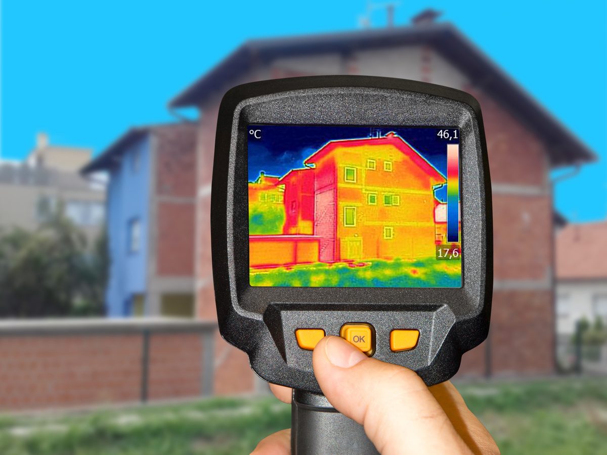 Thermografieanalyse mit Wärmebildkamera an einem Wohnhaus – Wärmeverluste sichtbar gemacht
