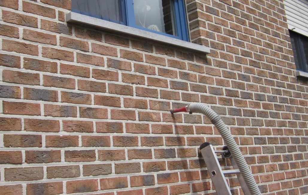 Kerndämmung Backsteinfassade mit Einblasschlauch